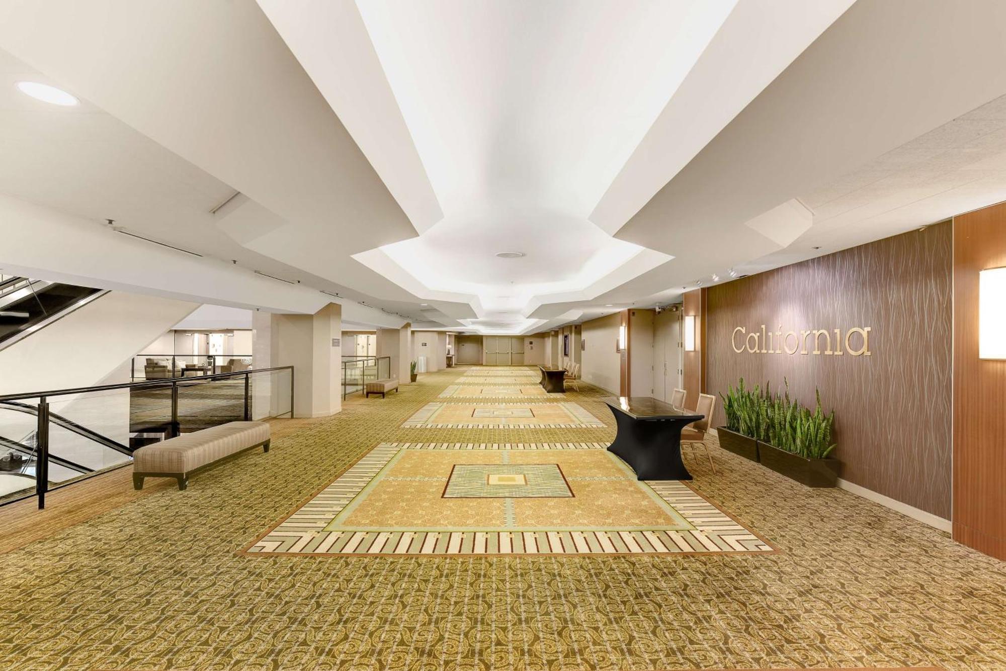Hilton Anaheim Hotel Exterior photo